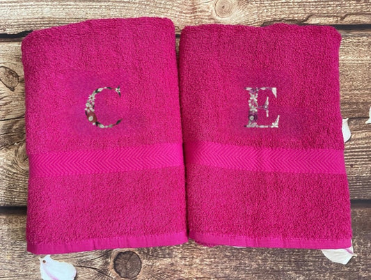 Embroidered personalised swimming or sports towel. Ideal gift // Floral Initial